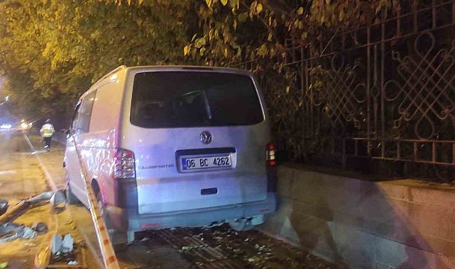 Ankara'da panelvan araç kırmızı ışıkta bekleyen araçların arasında daldı: 1 ölü, 1 ağır yaralı