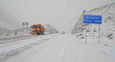 Antalya- Konya karayolunda kar yağışı durdu