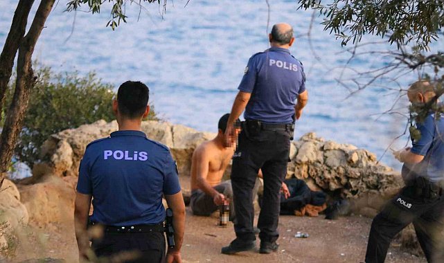 Antalya'da 40 metrelik falezlere çıkan şahıs yürekleri ağza getirdi
