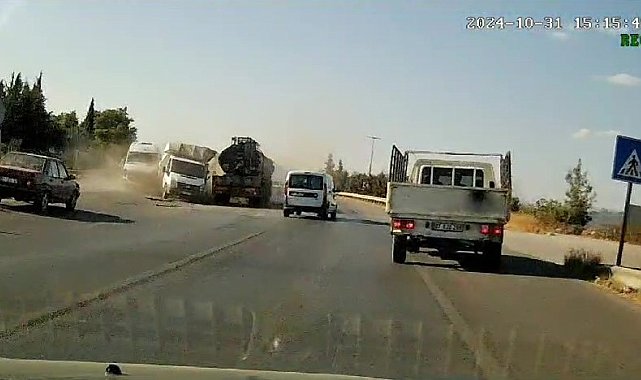 Antalya'da ana yola çıkan kamyonet ile tırın çarpışma anı araç kamerasına yansıdı