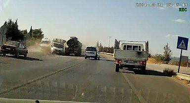 Antalya'da ana yola çıkan kamyonet ile tırın çarpışma anı araç kamerasına yansıdı