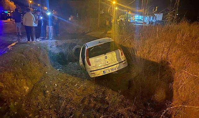 Antalya'da iki otomobil kavşakta çarpıştı: 3 yaralı