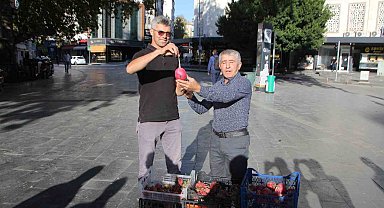 Antalyalı üretici Trump seçimi kazanınca ejder meyvesi ve turp dağıttı