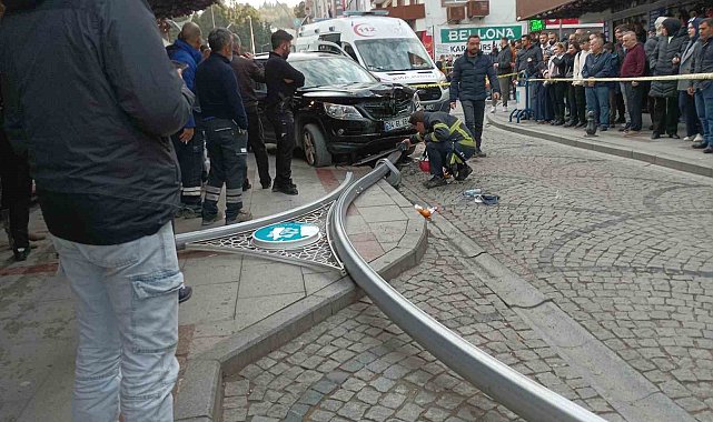 Aracın çarptığı aydınlatma direği yayaların üzerine düştü: 6 yaralı