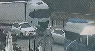 Araçların arasından yolun karşısına geçmeye çalışıyordu, tırın altında kaldı