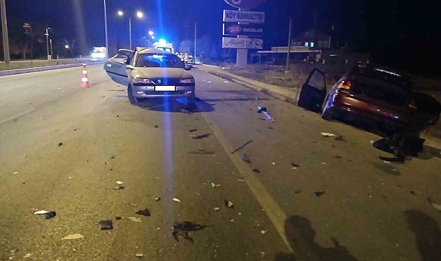Araçların hurdaya döndüğü kazada 5 kişi yaralandı