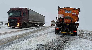 Ardahan'da çok sayıda araç buzlanma nedeniyle yolda kaldı