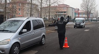 Ardahan'da polis ekiplerince okul çevrelerinde denetim yapıldı