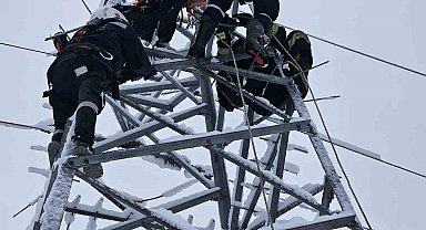 Arıza gidermek için çıktığı elektrik direğinde akıma kapıldı
