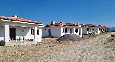 Arsuz'da köy tipi afet evleri yükseliyor