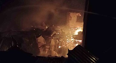 Artvin'de 2 katlı ahşap evde yangın