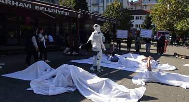 Artvin'de üniversite öğrencilerinden Filistinli çocuklar için kefenli protesto
