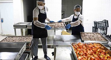 Aşevinden binlerce kişiye yemek yardımı yapılıyor