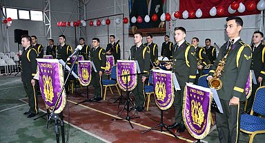 Askeri bando takımından sınırda görev yapan Mehmetçik ve öğrencilere konser