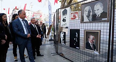 Atatürk'ü anlatan resimler duygusal anlar yaşattı