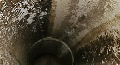 Atık su borusunda mahsur kalan kediyi itfaiye kurtardı