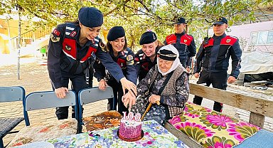 Aydın jandarmasından asırlık çınara doğum günü sürprizi