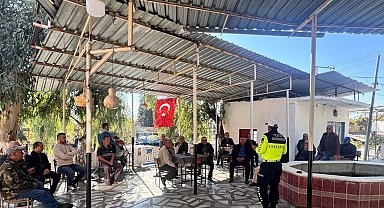 Aydın'da traktör sürücülerine reflektör eğitimi