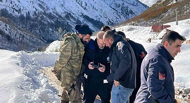 Ayı saldırdığı için ahırdan kaçan sürü 20 gündür Rize'nin karlı dağlarında aranıyor