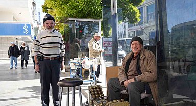 Aynı sokakta 68 yıldır ayakkabı boyayarak geçiniyor