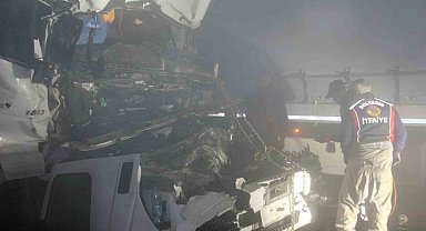 Babasının kullandığı tıra arkadan çarpan genç sürücü hayatını kaybetti