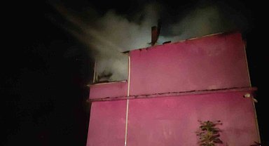Bacadan çıkan yangın evi küle çevirdi