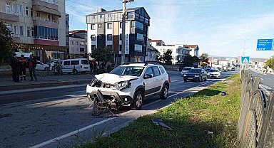 Bafra'da yaya geçidinden geçmeye çalışan motosiklete otomobil çarptı: 2 ağır yaralı