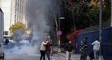 Bahçelievler'de seyir halinde olan kamyonet bir anda alev topuna döndü