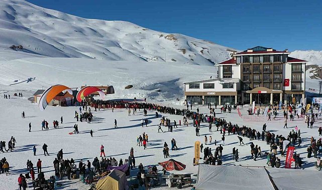 Bakan Bak, gençleri Hakkari'ye davet etti