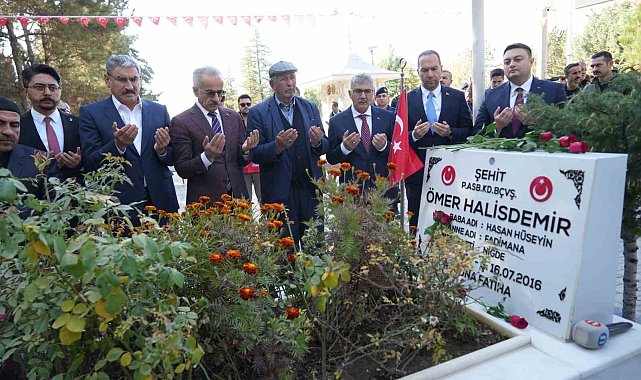 Bakan Uraloğlu, şehit Ömer Halisdemir'in kabrini ziyaret etti