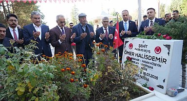 Bakan Uraloğlu, şehit Ömer Halisdemir'in kabrini ziyaret etti
