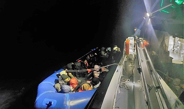 Balıkesir açıklarında 22'si çocuk 60 düzensiz göçmen yakalandı