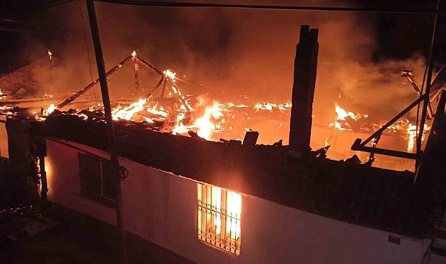 Balıkesir'de 3 bina küle döndü