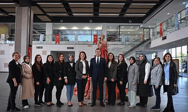 Balıkesirli kadınlardan 10 bin 10 çınar yaprağından gelinlik