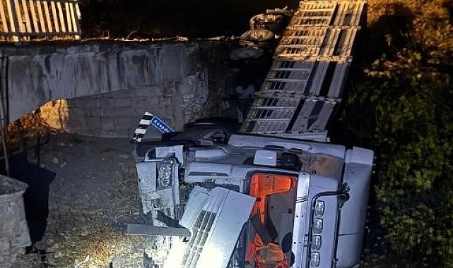 Balya'da tır köprüden uçtu