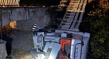 Balya'da tır köprüden uçtu