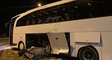 Bandırma otogar kavşağında otobüs ile kamyon çarpıştı: 14 yaralı