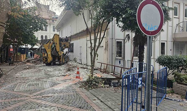 Bandırma'da istenmeyen yapının yıkımı başlandı