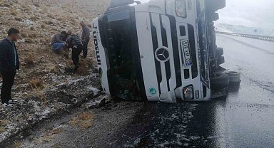 Başkale yolunda tır devrildi: 1 yaralı