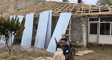 Başkale'de engelli vatandaşa çatı malzemesi desteği