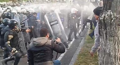 Batman'da belediye binasına girmeye çalışan gruba polisten müdahale: 75 gözaltı