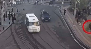 Batman'da bir annenin oğlunu terör yandaşlarının arasından çekip aldığı anlar kameraya yansıdı