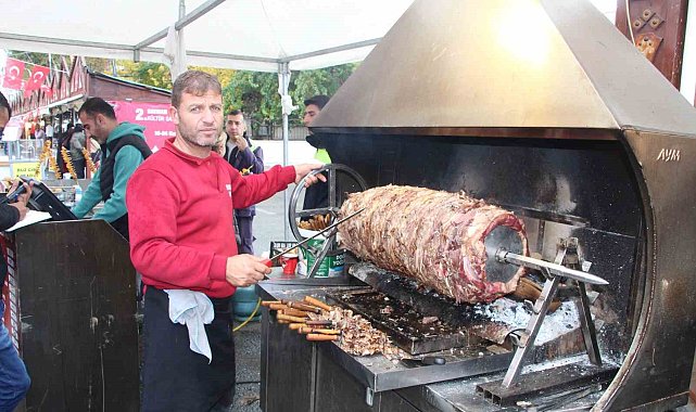 Batman'da gastronomi festivalinde Erzurum çağ kebabına yoğun ilgi
