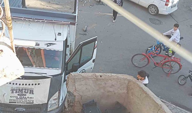 Batman'da hafif ticari araçla çarpışıp kontrolden çıkan kamyonet bahçe duvarına çarptı: 2 yaralı