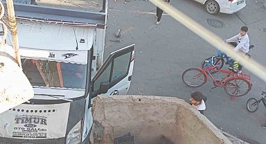 Batman'da hafif ticari araçla çarpışıp kontrolden çıkan kamyonet bahçe duvarına çarptı: 2 yaralı