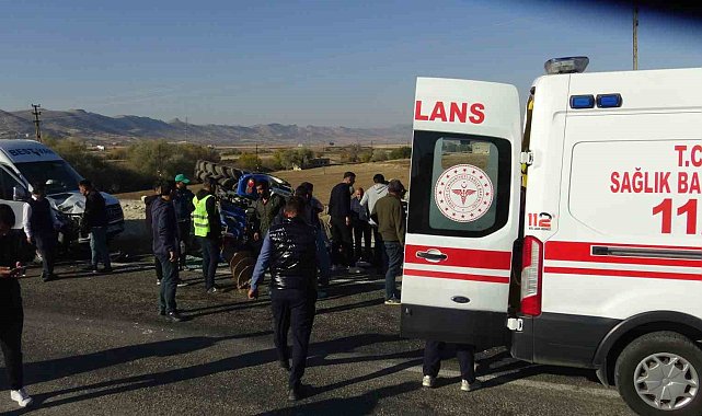 Batman'da minibüs ile traktör çarpıştı: 2'si ağır 5 yaralı