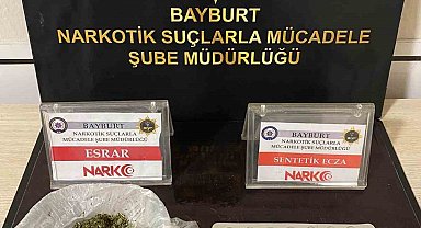 Bayburt'ta şüpheli hareketler sergileyen 2 şahısın üzerinden uyuşturucu madde çıktı
