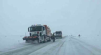 Bayburt'un yüksek kesimlerinde kar yağışı etkili oldu