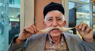 Beş yıldır uzattığı bıyıklarına gözü gibi bakıyor