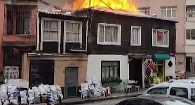 Beşiktaş'ta korkutan çatı yangını: O anlar kamerada